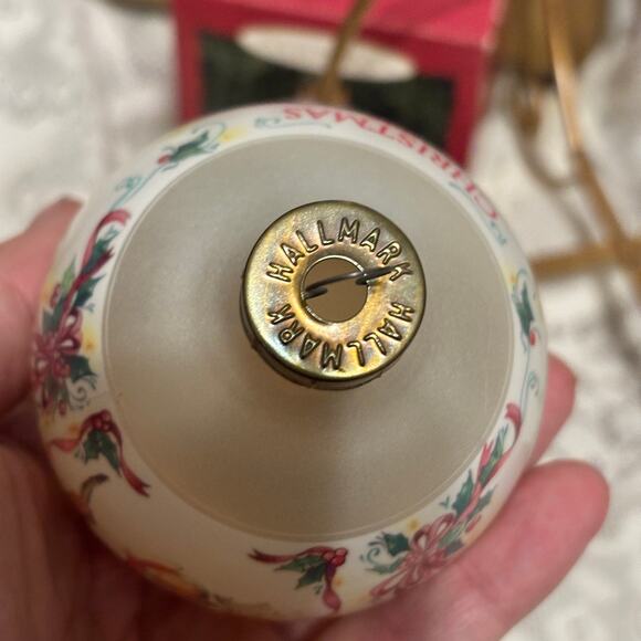 NIB Pier One Ornament Holder with Vintage Hallmark 1995 Santa's Visitor Ornament - Picture 5 of 7